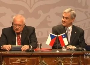捷克总统偷笔视频被热传