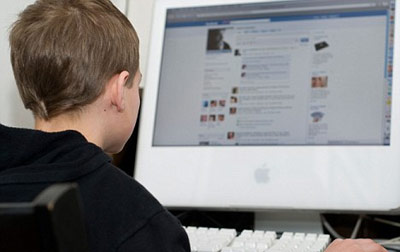 英八成父母担心孩子沉迷于Facebook