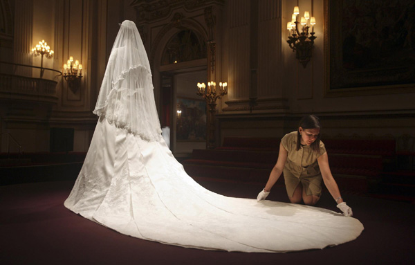 Catherine's wedding dress displayed in London