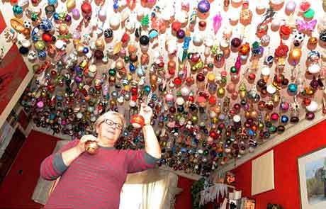 英68岁老太收集1700件圣诞饰品