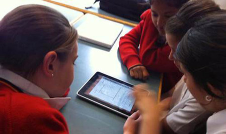 美国学校为学生分发数千iPad