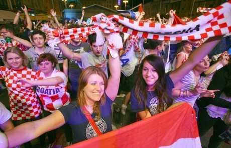 克罗地亚女球迷袒胸庆祝恐受罚