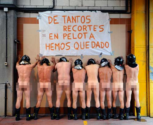 西班牙消防猛男裸体抗议政府削减开支