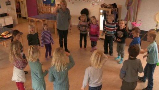 丹麦幼儿园新政鼓励家长“造人”