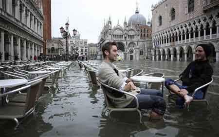 水城威尼斯遇水灾 游客当街游泳