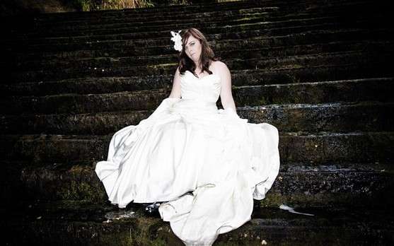 英国流行另类婚纱照 以垃圾堆为背景