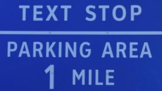 纽约州公路设“短信区”劝司机停车看手机
