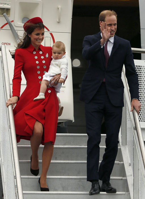 英国小王子首次海外出访 展“尿布外交”（多图）
