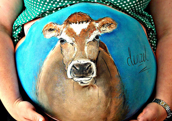 英艺术家孕妇肚皮上涂鸦纪念美好过程（组图）