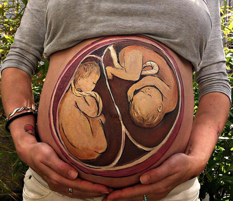 英艺术家孕妇肚皮上涂鸦纪念美好过程（组图）