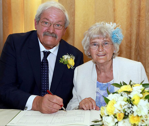 漫长的婚约：英情侣订婚42年后终成眷属