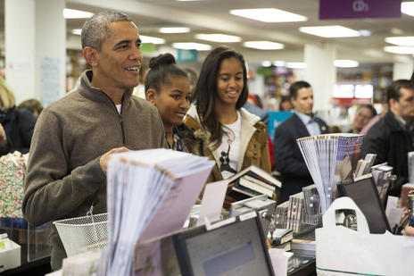 奥巴马携女儿逛书店买17本书 一本关于中国