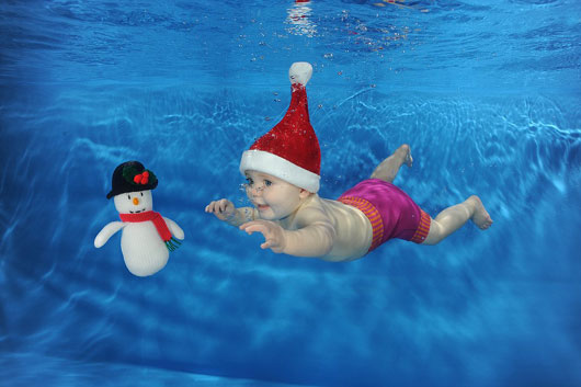 圣诞宝宝水下游泳照