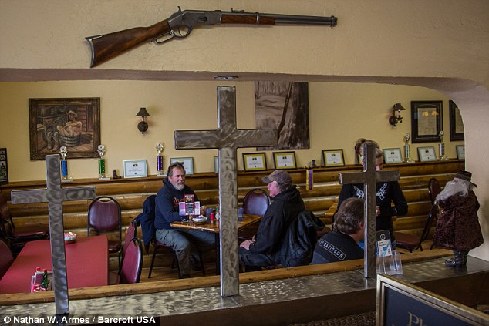 美国科罗拉多州小镇餐厅女店员配枪上班