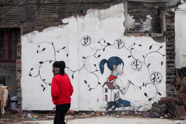 法国艺术家上海拆迁废墟上涂鸦走红网络